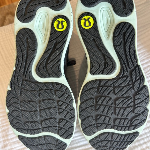 Lululemon Women’s Blissful Run Winter Shoes in Size 10 - Picture 7 of 8